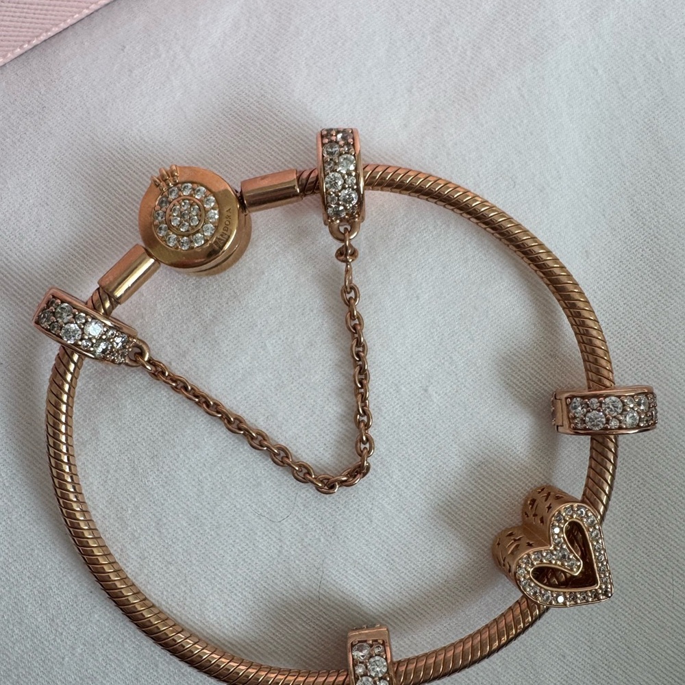 Elegant Gold Bracelet with Heart Charm